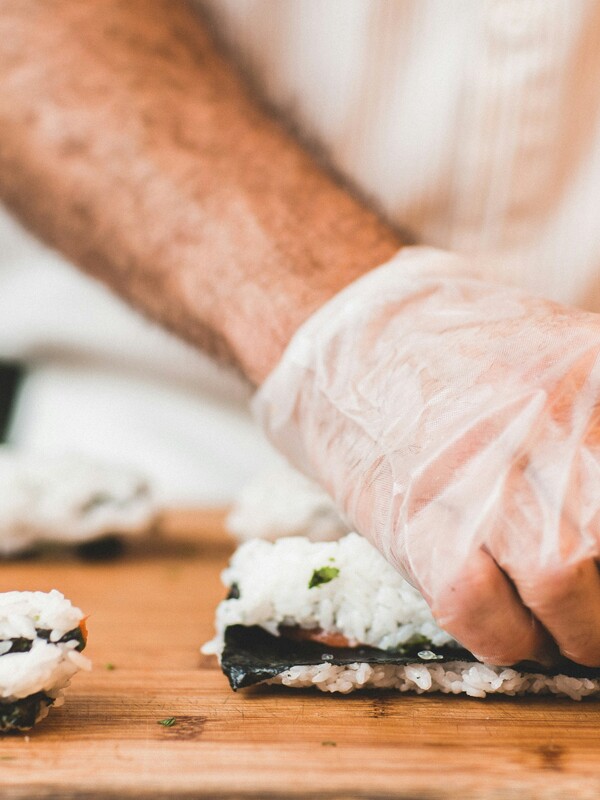 Frisk sushi tilberedt af vores kokke